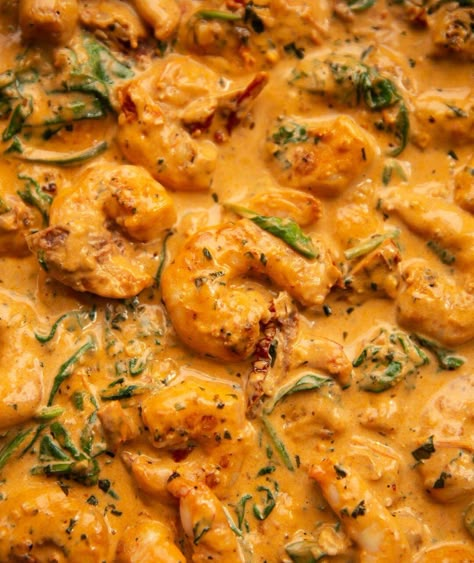 These Tuscan-style prawns are creamy, delicious and SO simple to make! Creamy Prawn Recipes, Creamy Prawns, Creamy Prawn Pasta, Creamy Tuscan Shrimp, Creamy Garlic Prawns, Roast Dinner Sides, Spot Prawns, Chilli Prawns, Spiced Butter