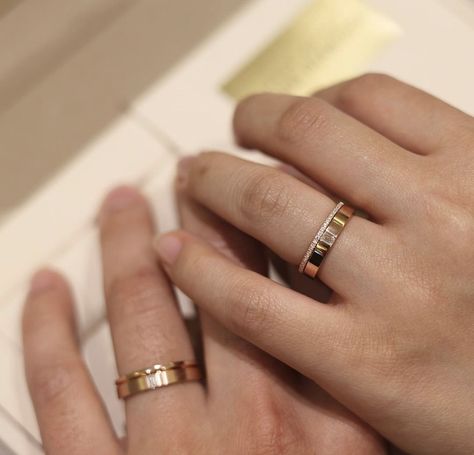 Korean Wedding Band, Couple Bands Rings Gold, Plain Gold Ring Design For Women Unique, Wedding Ring Designs Couple, Engagement Rings Indian, Vintage Rings Gold, Rings Aesthetic Gold, Cute Septum Rings, Engagement Rings Simple