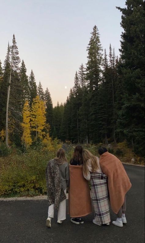 Friends On Adventures, Fall Photos To Take With Friends, Cute Camping Photos With Friends, Friend Fall Aesthetic, Granola Friends Aesthetic, Fall Aesthetic Friend Group, Fall Mountain Pictures, Fall Photos Friends, Fall Girls Trip Aesthetic