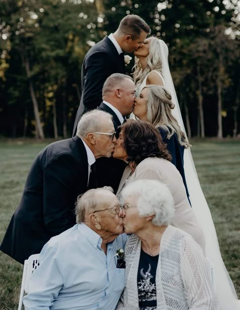 Funny Wedding Pictures, Older Couple, Wedding Picture Poses, Foto Tips, Wedding Picture Ideas, Photos Poses, Wedding Photos Poses, Fantasy Wedding, Cute Wedding Ideas