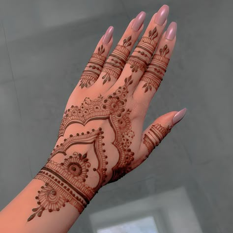 Indian Henna Designs, Henne Tattoo, Henna Tattoo Design, Henna Flower Designs, Henna Designs Back, Inai Pengantin, Cute Henna Designs, Henna Style Tattoos, Tattoo Designs Hand