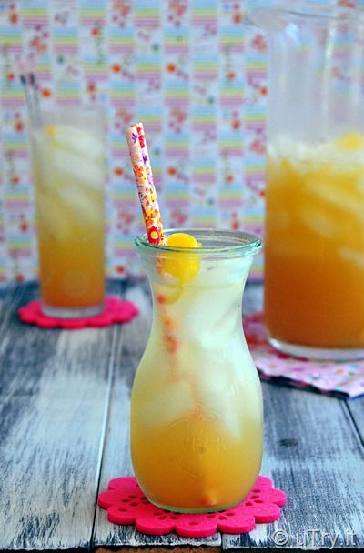 Pineapple Gin Fizz--a refreshing cocktail that your guests will enjoy.  Perfect entertaining cocktail.  http://uTry.it Punch With Alcohol, Pineapple Gin, Drinks Hot Chocolate, Gin Fizz Cocktail, Fizz Cocktail, Mixing Drinks, Gin Drinks, Refreshing Cocktail, Gin Fizz