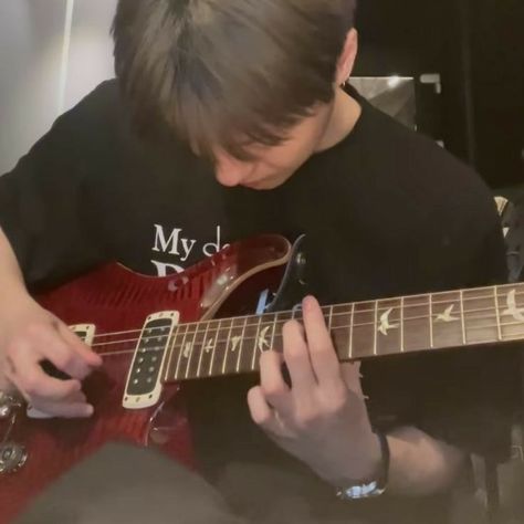 Guitar Guy, Guitar Boy, Aesthetic Boy, Boys Playing, Music Aesthetic, Music Guitar, Ulzzang Boy, Korean Men, V Taehyung