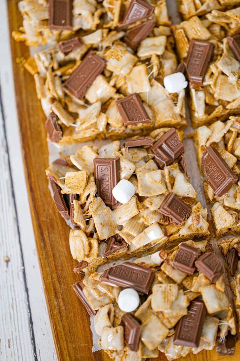 Banana Teddy Graham Smores, S’more Cereal Bars, Golden Gram Smore Bars, Hunting Food Ideas, Golden Grahams Smores, Smores Dessert Bar, Smores Cereal, Crockpot Fondue, Farm Treats