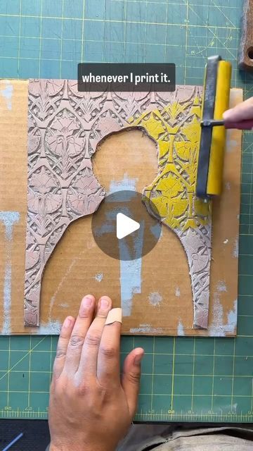 Daniel Villa - Printmaker on Instagram: "I love making puzzle linocut prints, but I hate it when they move around when I’m printing. This is a little hack I’ve been using to avoid the sliding of the linocut during printing. How do you keep your linocut from moving and sliding!? Let me know! 👇 #printmaker #linocut #linograbado #xliografia #woodcut #linocutprint #linoleum #speedballart #grabado #danielvillaartstudio #danielvillaart #woodcutprint #blockprinting #reliefprint" Linoleum Print People, Woodcut Printmaking Ideas, Lino Print Templates, Jigsaw Linocut Print, Diy Family Art, Multi Color Linocut, Lino Print Pattern Ideas, Jigsaw Printmaking, How To Linocut