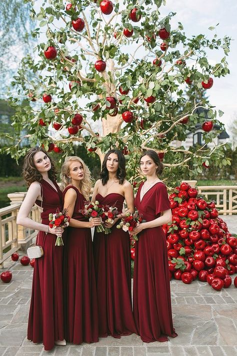 Apple Red Wedding, Snow White Wedding, Fall Wedding Arches, Apple Wedding, Red And White Weddings, Red Wedding Theme, White Wedding Theme, Red Bridesmaids, Red Wedding Dresses