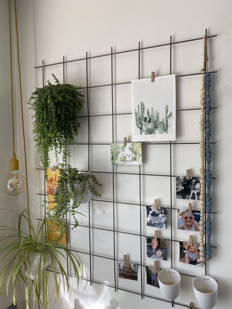 Metal Grid Wall Decor Aesthetic, Zoom Backdrop Ideas, Wire Wall Grid Aesthetic, Grid Board Ideas Aesthetic, Aesthetic Wall Grid Ideas, Wall Grid Aesthetic, Metal Grid Wall Decor, Wall Grid Ideas, Clothespin Photo Display