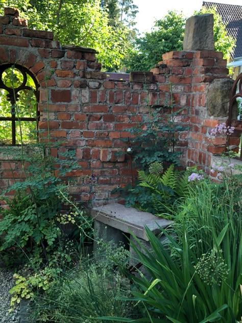 Old Garden Wall, Brick Walled Garden, Old Bricks Ideas Diy, Ruin Garden, Stone Wall Outdoor, Outdoor Wall Ideas, Garden Brick Wall, Garden Ruins, Brick Garden Wall