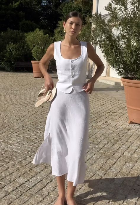 Sardinia Summer Outfit, White Honeymoon Outfits, Airport Classy Outfit, Provence Style Fashion, Aus Summer Outfits, Italian Style Fashion Women Summer, Italian Outfits Women Spring, Italian Summer Outfits Classy, Italian Summer Outfits Womens Fashion