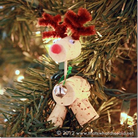 DIY:: So Cute ! Hanging Rudolph Ornament Saturday Christmas, Cork Reindeer, Wine Cork Crafts Christmas, Cork Crafts Christmas, Wine Cork Ideas, Wine Cork Ornaments, Cork Ornaments, Cork Ideas, Cork Projects