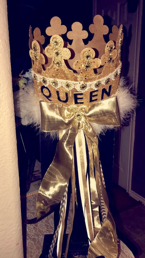 Homecoming Queen Crown, Diy Senior Crown, Homecoming Crowns High Schools, Senior Crown Ideas 2024, Gold Senior Crown Ideas, Pink And Gold Senior Crown, Picture Collage Senior Crown, Senior Crowns High School, Senior Crown Ideas Diy High Schools