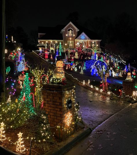 Where to Find Christmas Lights in Metro Atlanta — Hoot En Route- the travel blog of a solo female traveler, exploring one city at a time. Neighborhood Christmas Decorations, Christmas Neighborhood, Atlanta Christmas, Mall Santa, Christmas House Lights, Trendy Christmas Outfits, Friends To Lovers, Christmas Outfit Ideas, Gaming Decor