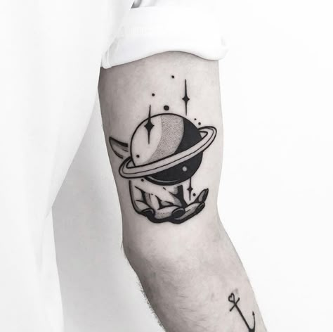 Saturn Back Tattoo, Space Hand Tattoo, Saturn Hand Tattoo, Saturn Leg Tattoo, Saturn Tattoo Design Art, Saturn Return Tattoo, Saturn Tattoo, Ufo Tattoo, Rip Tattoo