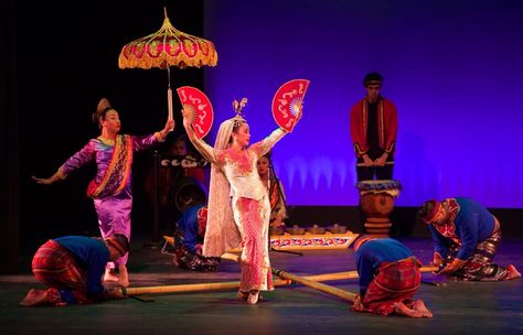 Singkil : Is a dance traditionally performed by single women to attract the attention of potential suitors. Dancers perform a series of graceful movements as they step in and out from between bamboo poles which are rhythmically clapped together. Fans and scarves are often used to enhance the dancers' movements. Maranao Culture Philippines, Singkil Dance, Filipino Folk Dance, Tinikling Dance, Philippine Dance, Vr Exhibition, Philippine Traditions, Culture Of The Philippines, Pinoy Culture