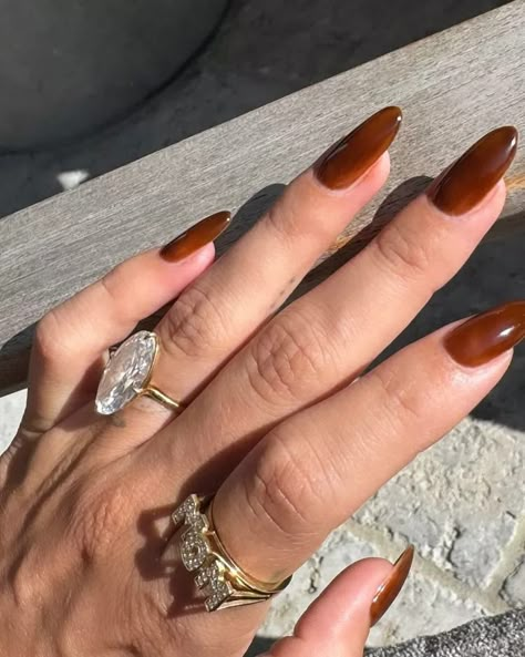 Chocolate Brown Nails are the New Black This Fall Pedicure Aesthetic, Chrome Nails Art, Square Nails Ideas, Christmas Nails Inspiration, Chrome Nails Ideas, Dior Nail Polish, Hailey Bieber Nails, Bieber Nails, Essie Nail Colors