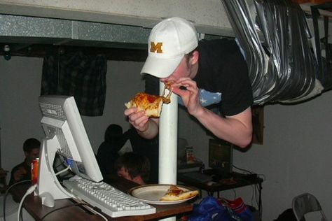 Story Behind the "Duct-Taped Gamer" Is Coming to Life in New Documentary Battlefield 1942, Lan Party, Pizza Guy, Weird Photos, Funniest Photos, Gallery Ideas, Video Game Memes, Old Computers, Party Pictures