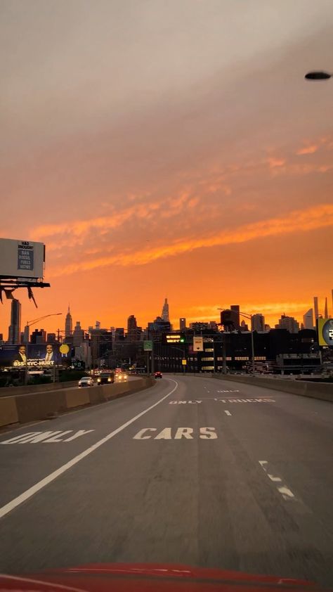 Sunset Time, Nyc Sunset, Sunset In City, New York Sunset Wallpaper, Sunset Nyc, Nyc Sunset Wallpaper, Sunset In Nyc, Sunrise In New York City, Pretty Sunsets Aesthetic City