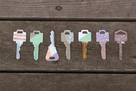 Painted Keys, Key Diy, Polish Crafts, Paint Keys, Nail Polish Crafts, Cute Diy Room Decor, Tanah Liat, Tea Candles, Easy Diy Art