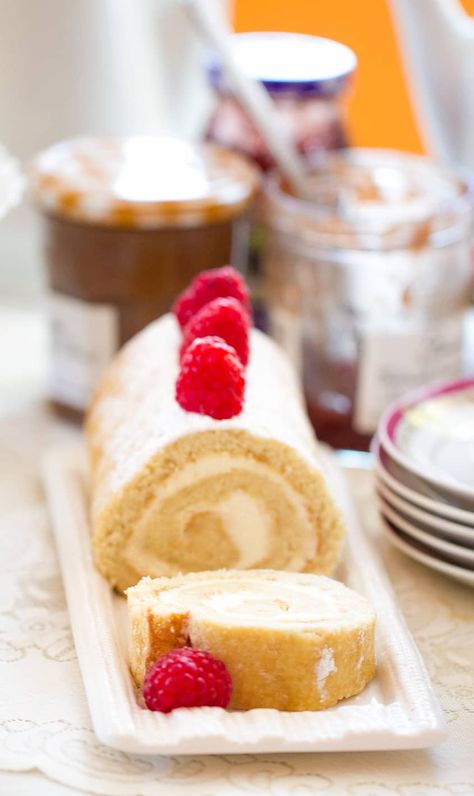 Sponge Cake Roll Recipe, Roll Cake Recipe Vanilla, Sponge Cake Roll, Mascarpone Filling, Homemade Lemonade Recipes, Light Dessert, Cake Roll Recipes, Afternoon Tea Party, Vanilla Sponge Cake