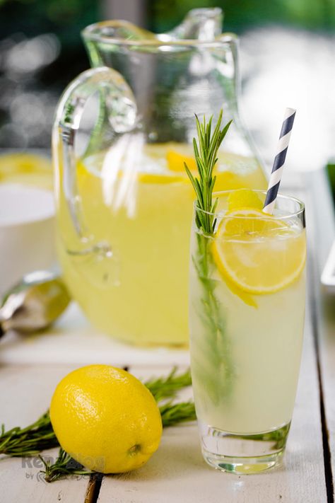 Limonada Aesthetic, Aesthetic Cafe, Plating Ideas, Lemon Lemonade, Healthy Ideas, Fruits Vegetables, Summer Drinks, Mocktails, Product Photography