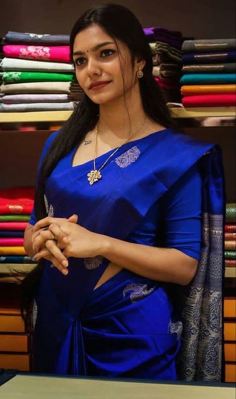 Jewellery For Blue Saree, Royal Blue Pattu Saree Wedding, Dark Blue Pattu Saree, Silk Saree Blouse Designs Pattern Wedding, Blue Wedding Saree, Blue Saree Look, Blue Pattu Saree, Navy Blue Silk Saree, Royal Blue Saree