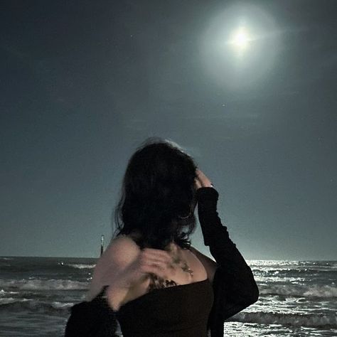 ⟡˙⋆ ash ⋆˙⟡ on Instagram: "because where else would I be at 1am 🌊  *  *  * #explore #explorepage #exploremore #fyp #fypシ #night #beach #nj #alt #alternative #latenight" Emo Beach Aesthetic, Alt Photo Ideas, Alt Instagram Ideas, Beach Goth Aesthetic, Grunge Beach Outfit, Beachy Grunge, Alt Girl Aesthetic, Beach Grunge, Cool And Mysterious