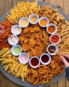 First We Feast - You've heard of charcuterie boards... Well, check out the FRENCH FRY BOARD. 👀🍟 | Facebook Wings And Fries Charcuterie Board, Mcdonald Charcuterie Board, Potato Charcuterie Board Ideas, Fry Board Ideas, Fried Food Charcuterie Board, Chicken Nugget Board, French Fry Theme Birthday Party, French Fry Charcuterie Board, Fries Charcuterie Board