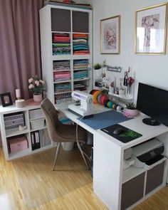 The 60 Best Sewing Room Ideas - Home and Design Bedroom Sewing Room Combo, Minimalist Sewing Room, Sewing Machine Desk, Small Sewing Rooms, Sewing Nook, Sewing Desk, Beautiful Furniture Pieces, Sewing Room Inspiration, Sewing Room Storage