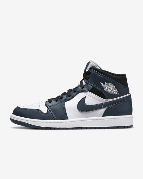 The Air Jordan 1 Mid Shoe is inspired by the first AJ1, offering fans of Jordan retros a chance to follow in the footsteps of greatness.Fresh colour trims the clean, classic materials, injecting some newness into the familiar design. Jordan 1 Mid Armory Navy, Jordan 4 Nike, Nike Jordan 4, Air Jordan Mid, Original Air Jordans, Nike Original, Af1 Shoes, Sneakers Yeezy, Nike Air Force 1 Custom