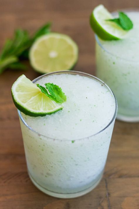 Fresh mint, lime and rum. Is there a cocktail more refreshing than a mojito? Yes! A frozen mojito! Frozen Mojito Recipe, Margaritaville Recipes, Slushie Recipes, Summer Drink Ideas, Champagne Popsicles, Frozen Mojito, Alcoholic Popsicles, Frozen Drinks Alcohol, Margarita Machine