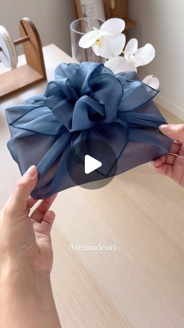 Christmas Gift Wrapping Diy, Pretty Gift Wrapping Ideas, Gift Wrapping Tutorial, Creative Napkins, Gift Wrapping Techniques, Creative Gift Wraps, Gift Wrapping Inspiration, Fabric Gift Wrap, Gifts Wrapping Diy