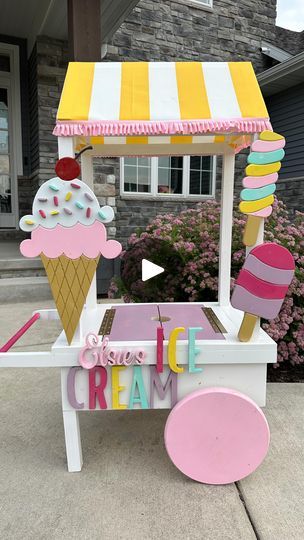 Ice Cream Truck Party Ideas, Diy Ice Cream Cart Ideas, Ice Cream Booth Design, Diy Ice Cream Truck, Ice Cream Truck Decorations, Ice Cream Decorations Ideas, Ice Cream Stand Ideas, Ice Cream Cart Diy, How To Make A Ice Cream Stand Out Of Cardboard