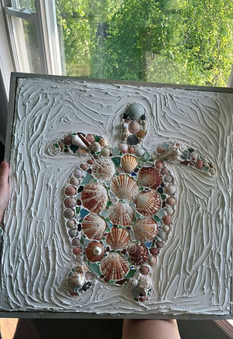 Beachy Art Projects, Shell Art Turtle, What To Do With Shells From The Beach Diy Ideas, Things To Paint On Sea Shells, Beach Painting With Shells, Canvas With Shells, Art With Sea Shells Diy Ideas, Simple Beach Room Decor, Beach Shell Art