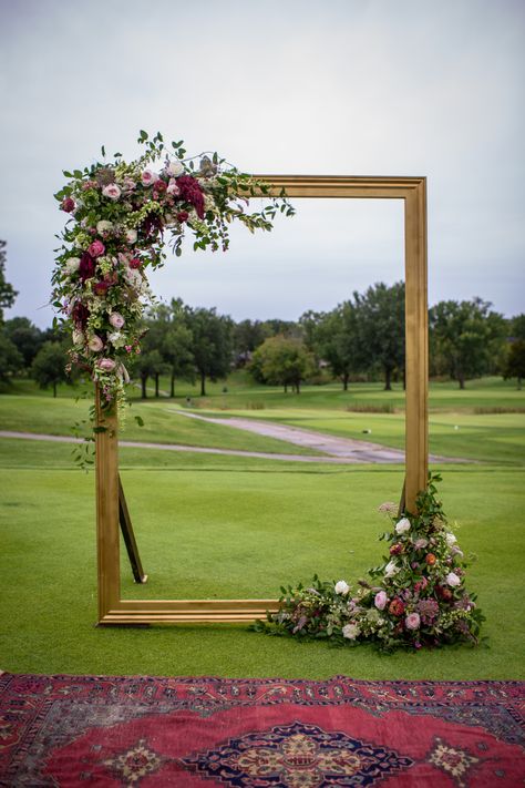 Outside Wedding Backdrop, Wedding Outdoors Decoration, Unique Wedding Backdrop Outdoor, Rustic Event Decor Outdoor Parties, Wedding Picture Decorations, Wedding In Nature Decor, Outdoor Wedding Photobooth, Photo Corner Wedding Decoration, Unique Photo Booth Ideas