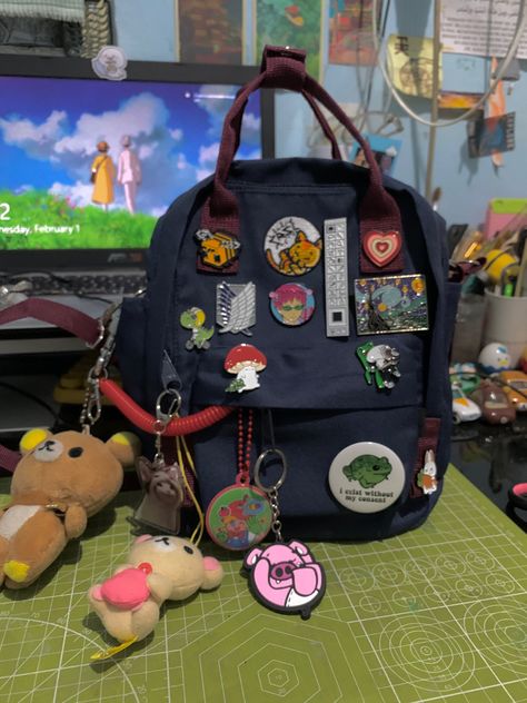 pins and keychains Backpack With Keychains And Pins, Kanken Keychain, Keychains On Backpack, Backpack With Pins Aesthetic, Keychains On Bag, Pins On Backpack Aesthetic, Tote Bag With Pins, Backpack Keychains Aesthetic, Bag With Pins Aesthetic