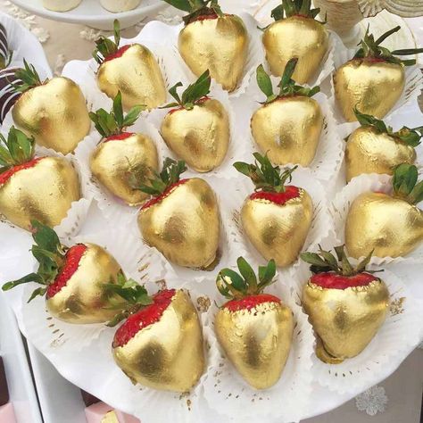 Coconut Hot Chocolate, Gold Food, Chocolate Covered Strawberry Recipe, Strawberries Chocolate, Blackberry Syrup, Dipped Strawberries, Edible Gold, Strawberry Dip, Art Deco Table