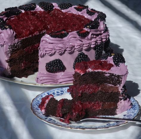 Gökkuşaği Pasta, Blackberry Compote, Chocolate Ganache Recipe, Ganache Recipe, Cute Baking, Pretty Dessert, A Piece Of Cake, Think Food, Pretty Birthday Cakes