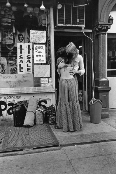 Lost In History on Twitter: "A hippie couple embrace outside a shop, selling second hand clothes in St Mark's Place, New York City, 1972… " Couple Embrace, Hippie Couple, Mundo Hippie, St Marks Place, Morgana Le Fay, Woodstock 1969, Village Shop, Mode Hippie, Joe Cocker