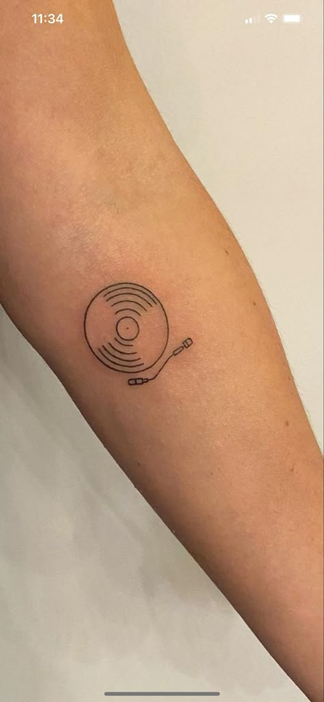 Vinyl record tattoo Tiny Line Art Tattoo, Doodle Patchwork Tattoo, Turning Page Tattoo, Patchwork Tattoo Ideas Aesthetic, Small Vinyl Record Tattoo, Cool Edgy Tattoos, Grafic Tattoos, Classic Rock Tattoo Ideas, Random Patchwork Tattoo