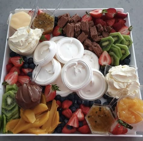 Pavlova Board, Platter Ideas, Christmas Platter, Grazing Board, Dessert Platter, Christmas Food Ideas, Charcuterie Inspiration, Party Food Platters, Charcuterie Recipes