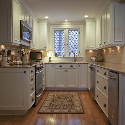 Traditional Kitchen Photos Small U-shaped Kitchen Design Ideas, Pictures, Remodel, and Decor - page 2 Small U Shaped Kitchen, Shaped Kitchen, Kitchen Design Pictures, Wood Floor Kitchen, Traditional Kitchen Design, U Shaped Kitchen, Kitchen Remodel Design, Classic Kitchen, Small Kitchens