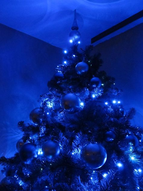 Christmas Wallpaper Blue, Pink Christmas Table, Blue Christmas Background, Christmas Lights Background, Christmas Lights Wallpaper, Blue Christmas Ornaments, Christmas Tree Wallpaper, Christmas Aesthetic Wallpaper, Blue Christmas Tree