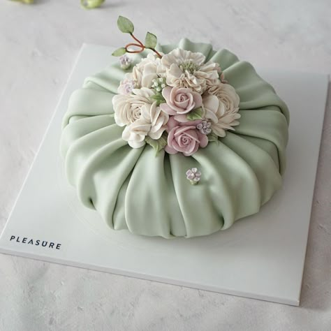 Succulent Cakes, Succulent Cake, Vintage Birthday Cakes, Cake With Flowers, Funny Birthday Cakes, Creative Cake Decorating, Order Cake, Creative Birthday Cakes, Easy Cake Decorating