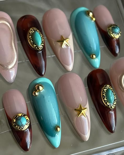 western cuties 🩵🐎✨ inspo: @miranaildit @shopagaloreco products used: *velvet teddy base *penny, espresso, rich brownie, cyan, jungle + indigo mixed *bling gel *diamond steel top coat use code ‘ALEXIA10’ at checkout 🤎 #nailart #nails #naildesign #nailaddict #pressons #pressonnails #pressonnailsforsale #pressonnailset #cltnails #cltnailtech Statement Nails Acrylic, Brown Turquoise Nails, Wild West Nails, Western Nail Art Turquoise, Turquoise And Brown Nails, Mismatched Nail Designs, Brown And Turquoise Nails, Brown And Teal Nails, Maxamilist Nails