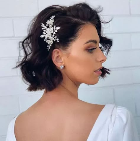 21 Pretty Wedding Hairstyles for Short Hair You'll Love Short Bridal Hair, Kort Bob, Short Hair Bride, Half Up Wedding Hair, Curly Wedding Hair, Hairdo Wedding, Wedding Hair Ideas, Wedding Hair Styles, Best Wedding Hairstyles