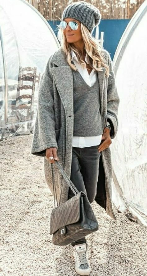 Fall Fashion Over 40, Mode Over 50, Winter Wardrobe Essentials, Mode Casual, Grey Coat, Urban Street Style, Casual Winter Outfits, Winter Fashion Outfits, Fall Winter Outfits