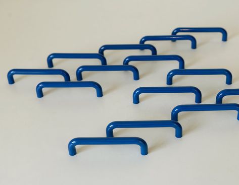 Vintage Blue Plastic / Furniture Handles / NOS Drawer Pulls / Mind Century Modern / Retro Memphis Kitchen / Hewi Style From 1980s - Etsy.de Bathroom Handles Drawer Pulls, Mid Century Handles, Colorful Cabinet Hardware, Mind Century Modern, Memphis Kitchen, Kitchen Knobs And Pulls, Mid Century Modern Blue, Blue Drawers, Pop Art Vintage