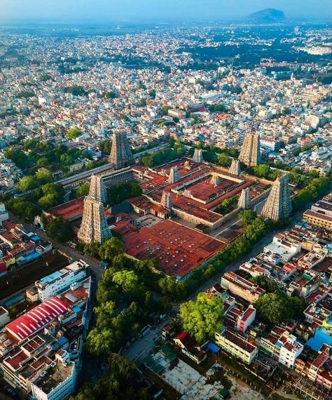 Meenakshi Amman Temple, Meenakshi Amman, Indian Temple Architecture, Temple City, Temple Architecture, History Of India, New Background Images, Hindu Temple, Ancient Temples