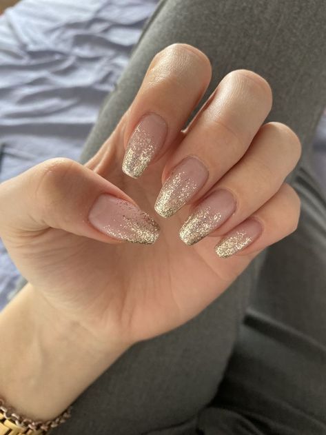 Gold Nails For Homecoming, Gel X Nails Almond Neutral, Pretty Champagne Nails, Classy Gold Nails Acrylic, Gold Based Nails, Acrylic Nails Ideas Gold, Glitter Nails For Wedding, Simple Gold Christmas Nails, Glitter Nails Gold Sparkle