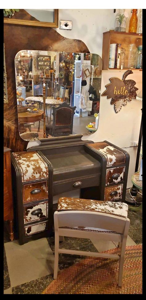 Cowhide Dresser Diy, Cowhide Furniture Diy, Western Desks, Western Makeup Vanity, Cowgirl Vanity, Western Vanity Ideas, Vanity Refurbished Diy, Western Decoupage, Corner Vanity Ideas